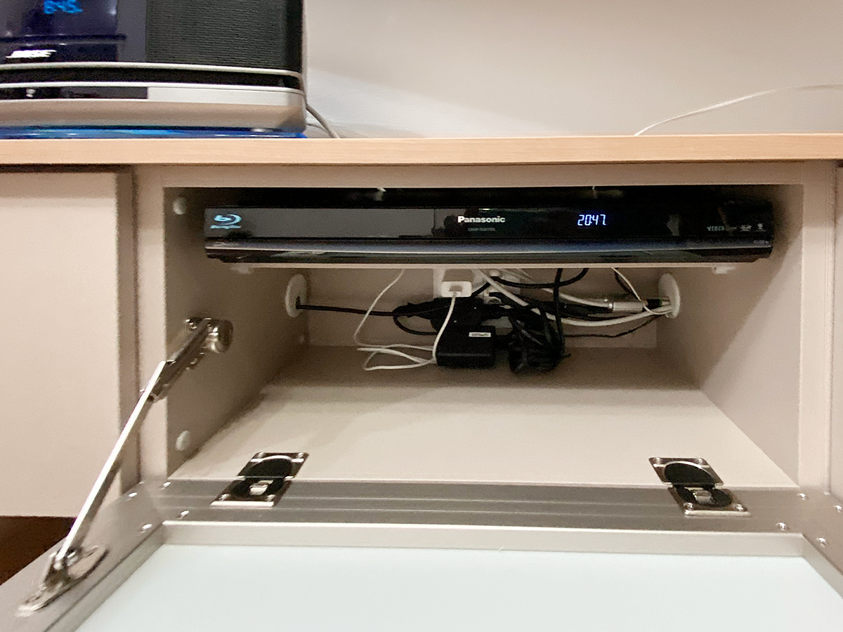 電源ケーブルやHDMIケーブル類はボード内部で完結していますので、黒いコード類がテレビ下から垂れたりすることはありません。