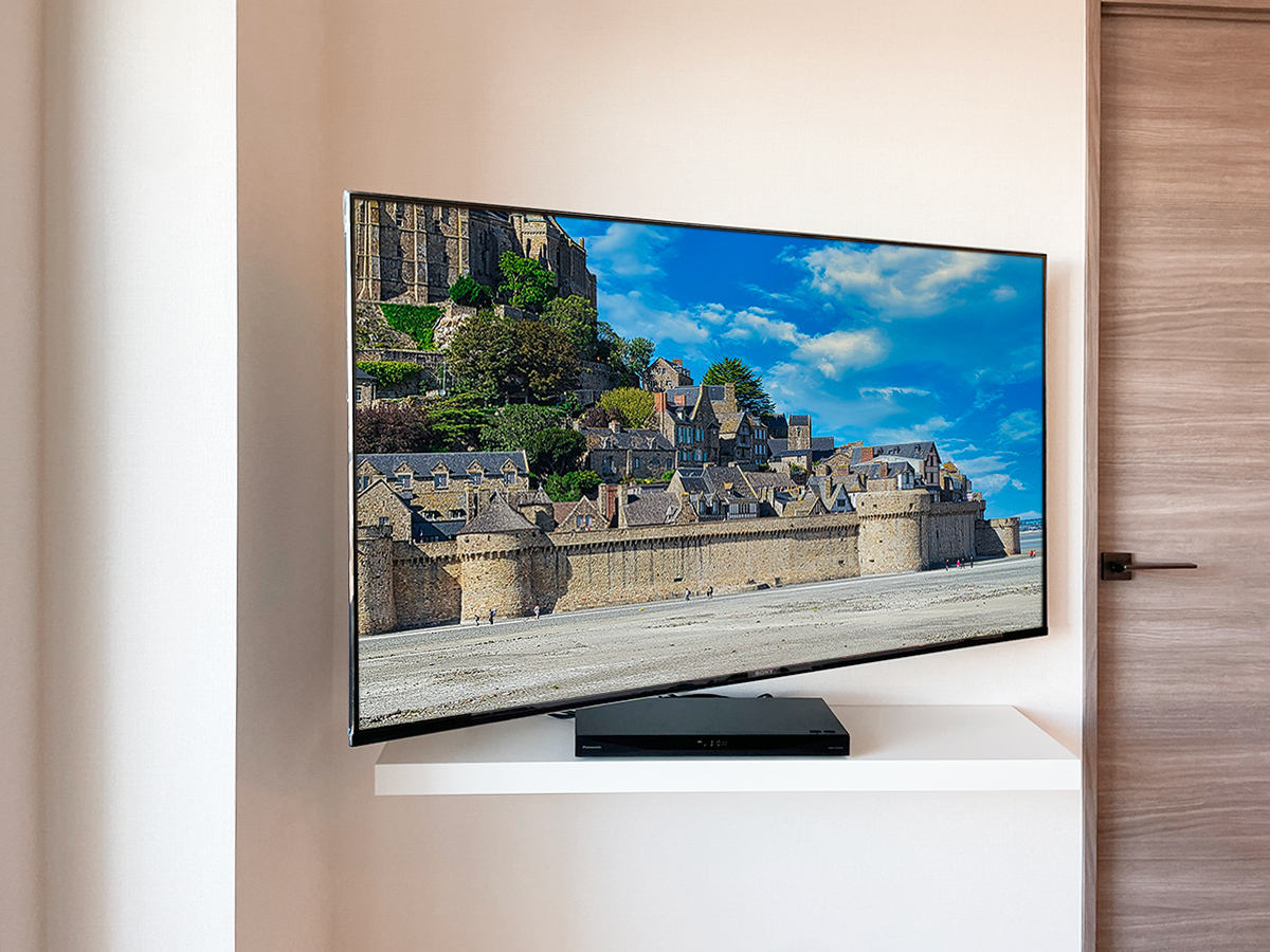 テレビはソニーのブラビアXRJ-55X90J。55インチの液晶テレビです。