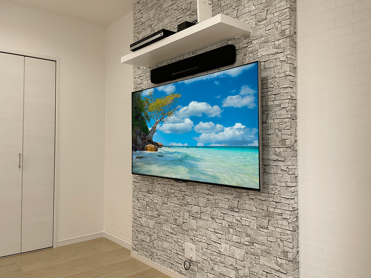 PIXYは床から天井まで(2500mm)。横幅は1600mm。外装はサンゲツのアクセントクロスからお選びいただきました。