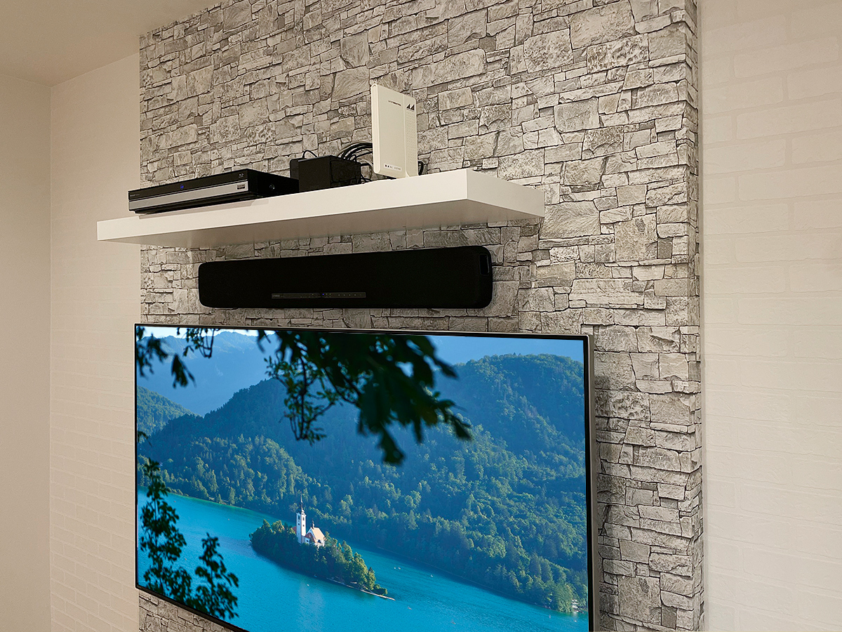 テレビはシャープのアクオス「LC-60US40」。壁掛け時の本体サイズは横幅1351mm、高さ788mm、厚みは69mm。テレビ本体だけで重量は26kg近くあります。