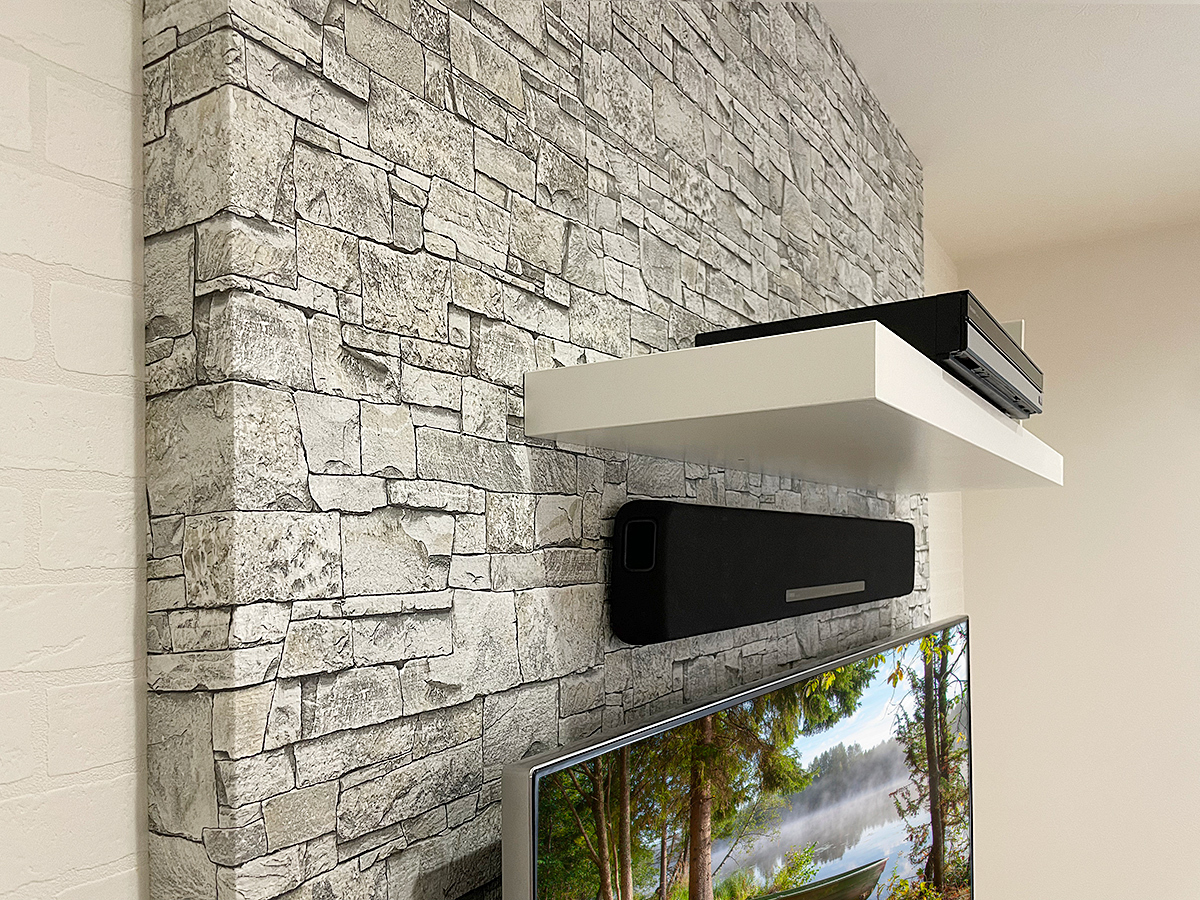 小さなお子さんがいらっしゃることもあり、お客様はサウンドバーと棚はテレビ「上」への取付を希望されました。