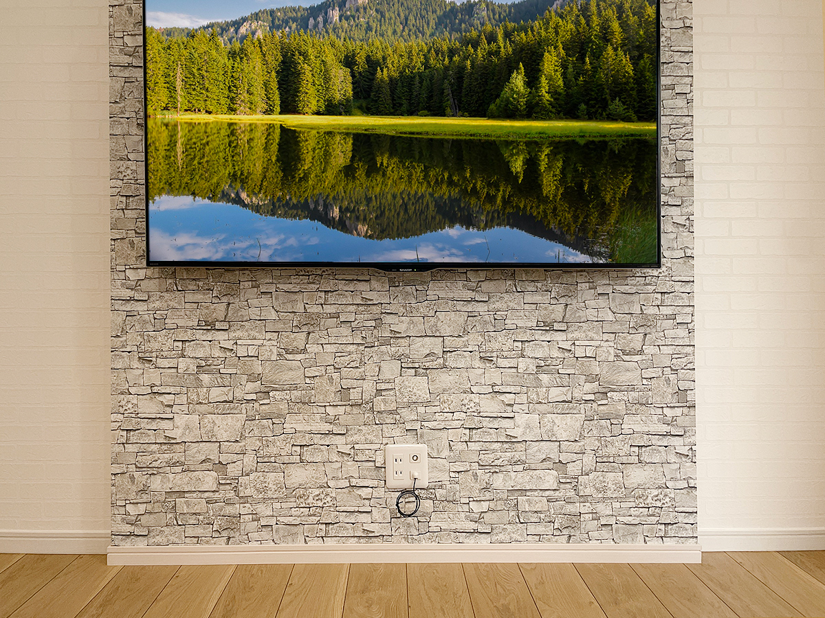 床上にもコンセントを設置。ここにHDMIコンセントをリクエストされるお客様もいらっしゃいます。巾木(はばき)も設置して統一感をアップさせました。