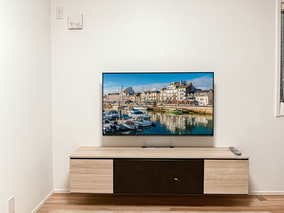 正面から撮影テレビのサイズは約107cm×62cm。