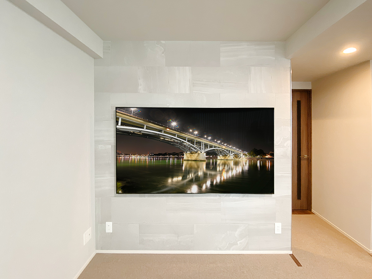 エコカラット ストーングレースを貼り、75インチ大型テレビを壁掛け エコカラット ストーングレースを貼り、75インチ大型テレビを壁掛け