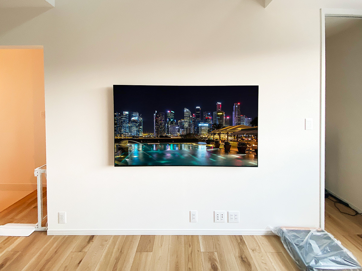 東京都北区の新築住宅で65インチ有機ELテレビを壁掛けし、HDMIコンセントを新設