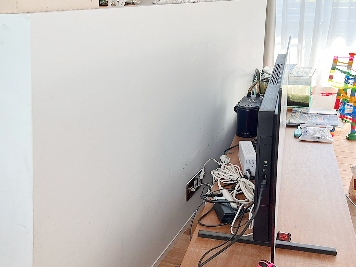 こちらは工事前の一枚。壁掛けにすることでテレビボードを無くし、お部屋を広く使えるようになります。