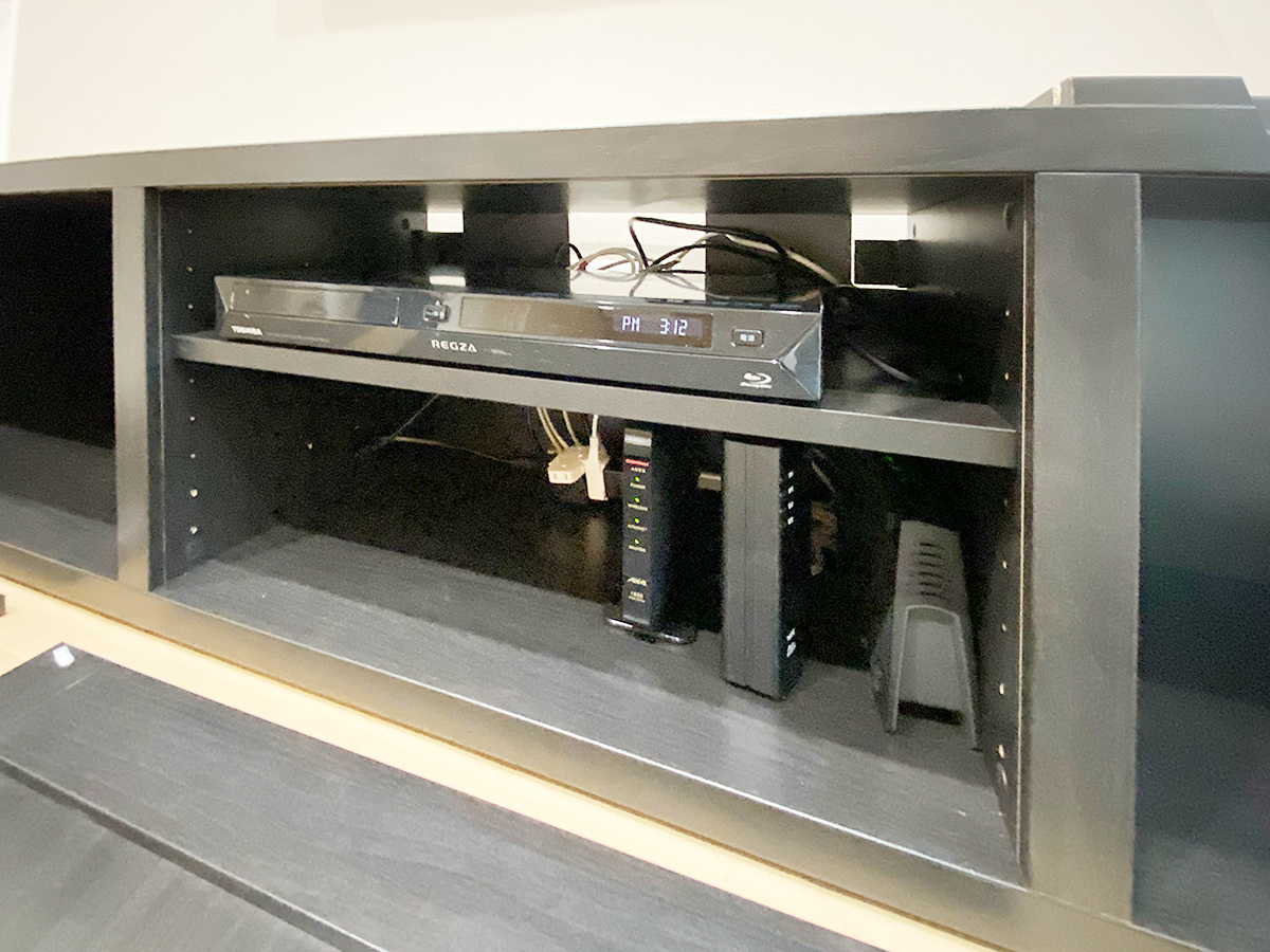 テレビボードに設置された各種録画機器は壁内配線を経由してテレビと接続