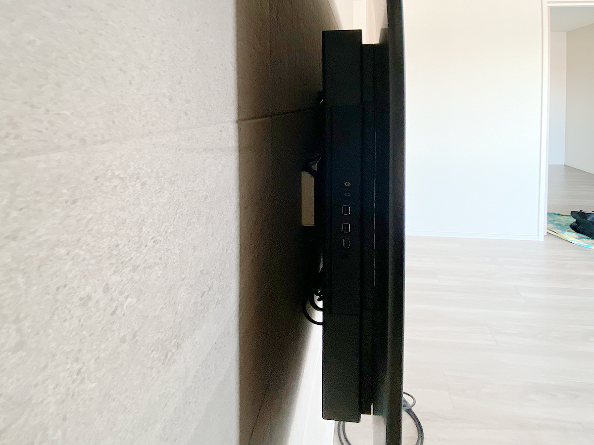 壁掛け金具は角度固定式タイプ。エコカラットを貼った上から直接取り付けているため横から覗き込んでもすっきりとしています。
