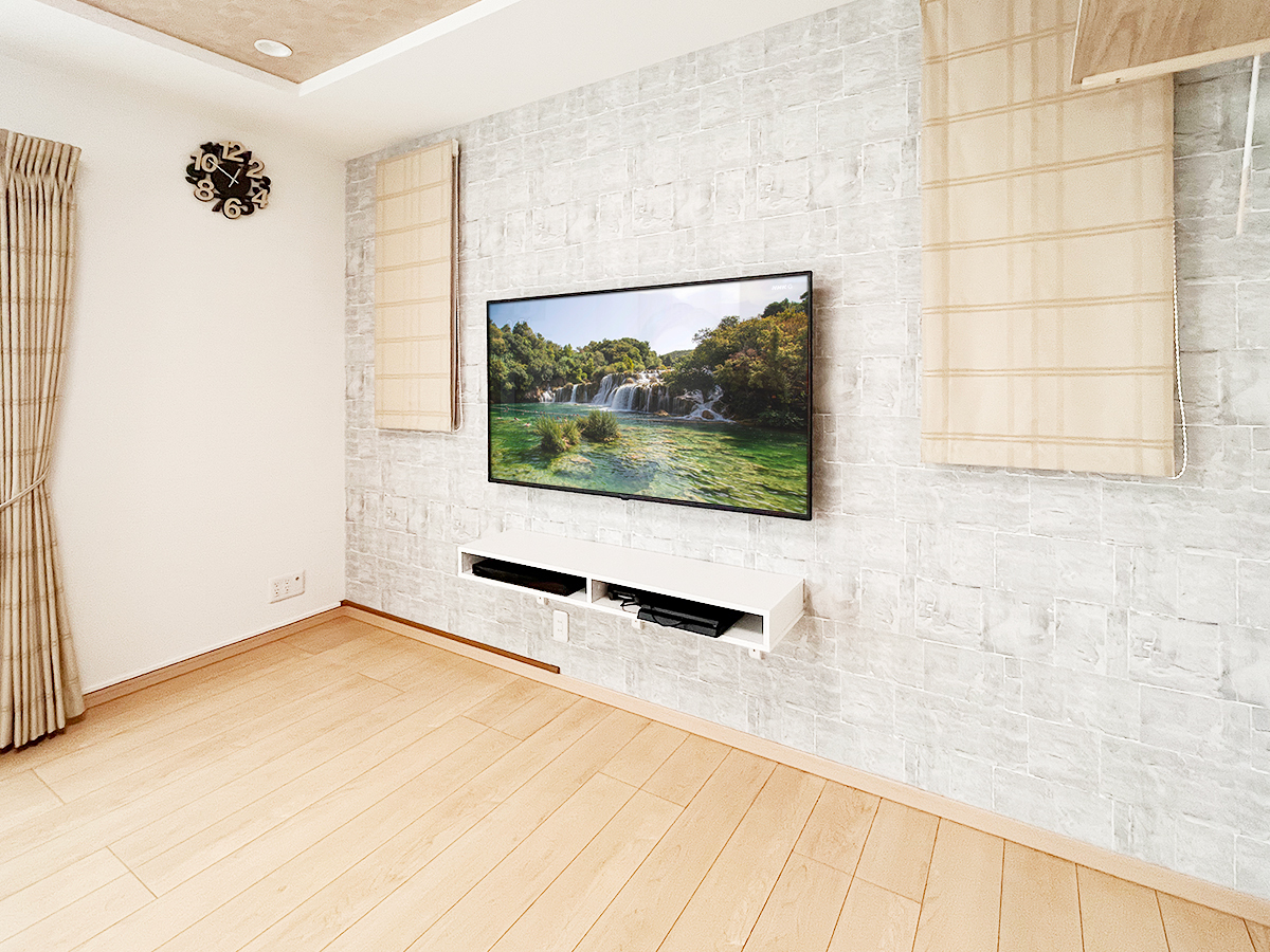 愛知県名古屋市で58インチ液晶テレビとフローとテレビボードを壁掛け