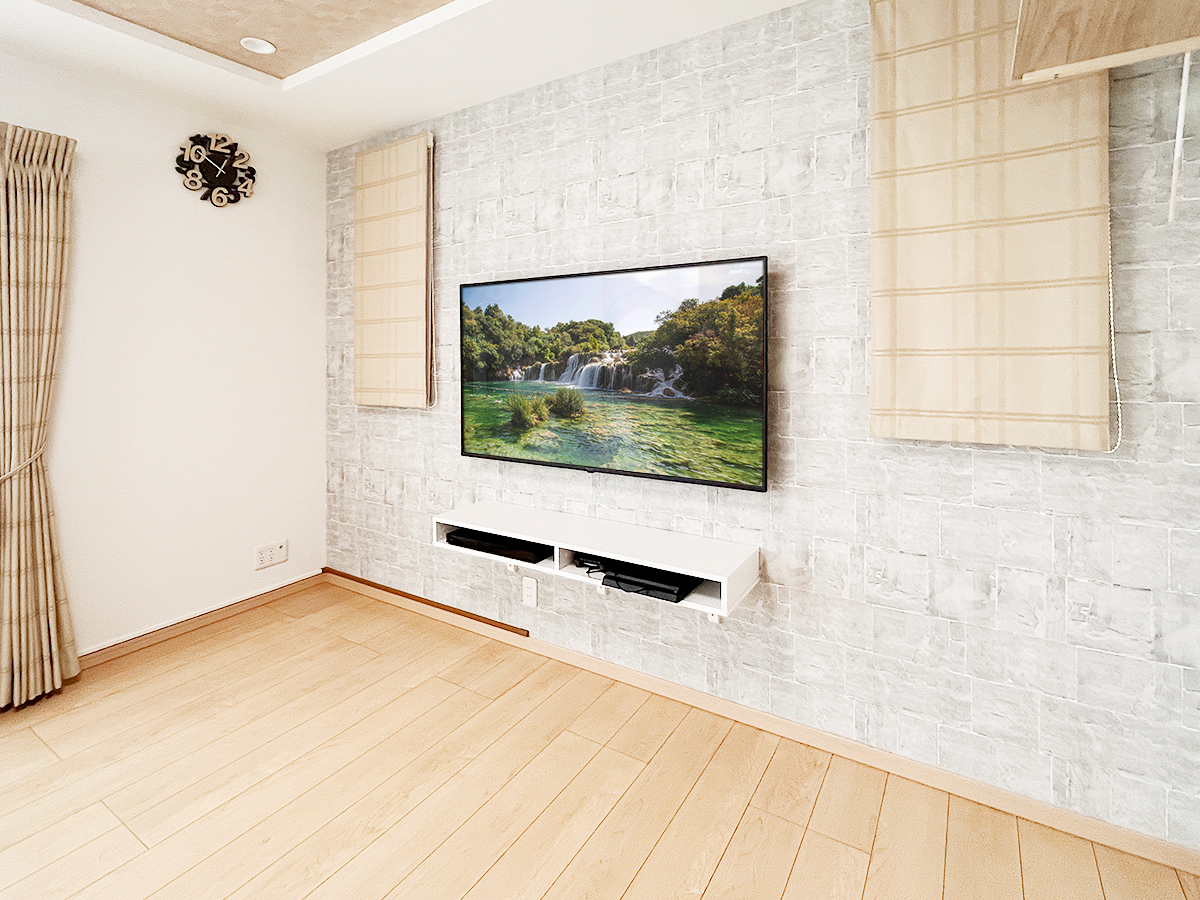 名古屋市でコンセントが無い壁面に58インチ液晶テレビ(TH-58JX750)とフロートテレビボードを壁掛け