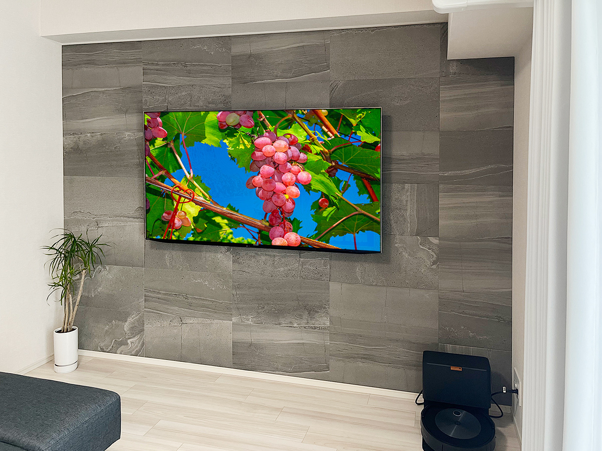 エコカラットを貼る前に壁内部に補強を施し、テレビと金具を支える強度を確保しています。