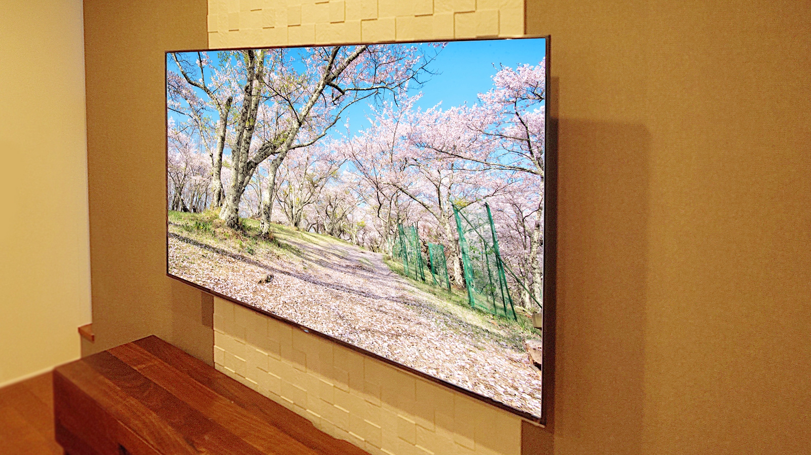 エコカラット「ペトラスクエア」の壁にブラビア・65インチ液晶テレビ「KJ-65X9500G」を壁掛け