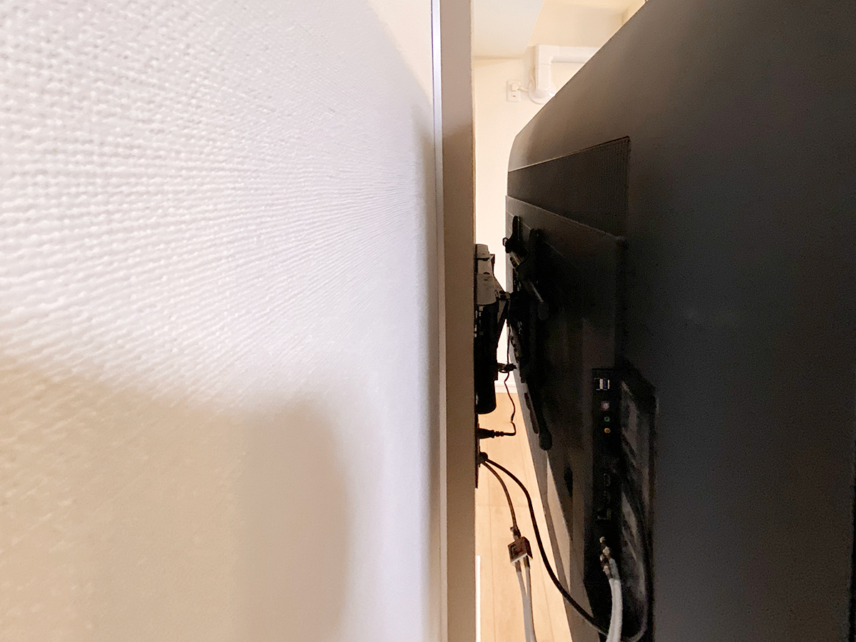 壁掛けテレビ背面の様子。可動式金具の場合ケーブル類はある程度のゆとりを持たせる必要があります。