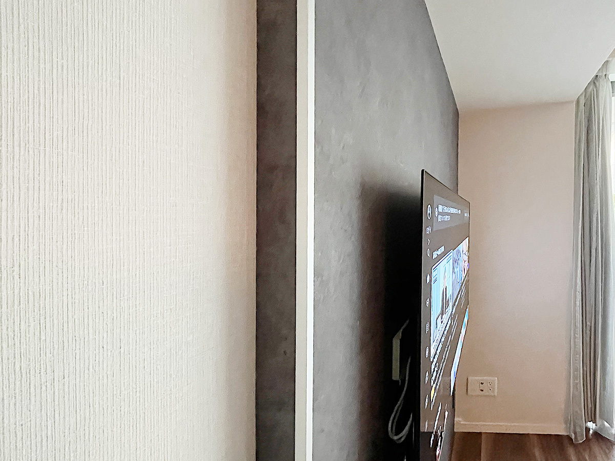 壁掛け金具は角度固定式タイプ。ケーブル類はPIXY内部に通すことでコード類を見せない外観となっています。