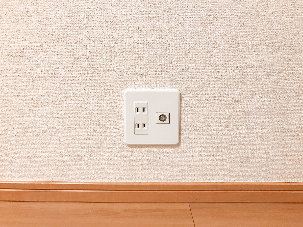 こちらもお客様がUPしてくださったコンセントの写真。工事後のコンセント写真と見比べてください。