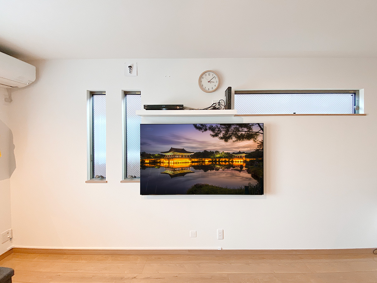横浜市で壁内部に補強を施し、ソニーブラビア65インチテレビ(XRJ-65X95J)を壁掛け。テレビ上にはレコーダ置き場としてウォールシェルフ(棚)も壁掛け