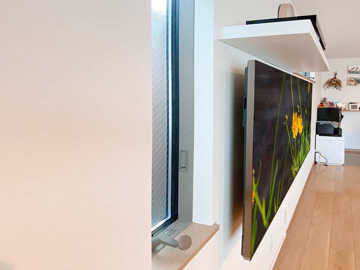 テレビはソニーのブラビアXRJ-65X95J。壁掛け時のサイズは横幅1443mm、高さ835mm、本体厚み66mm。重量は27.5kgになります。
