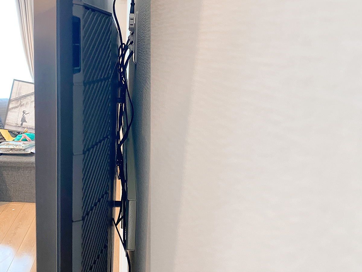 壁とテレビの接地面。カトーデンキの壁補強は壁の内部に行いますので、仕上がりはフラットでとても美しいと好評をいただいております。