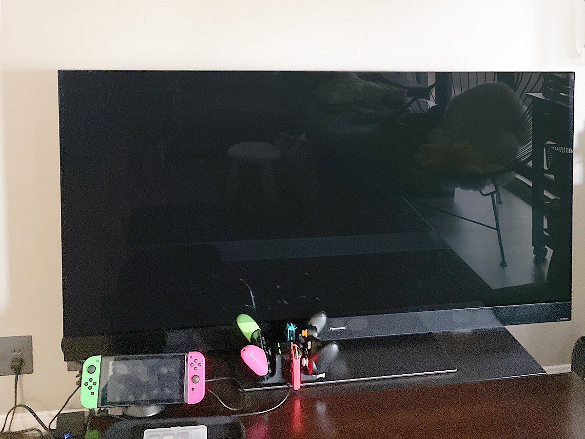 こちらはテレビ壁掛け前の様子。壁掛けにすることでテレビ周りの配線ケーブルは驚くほどすっきりします。