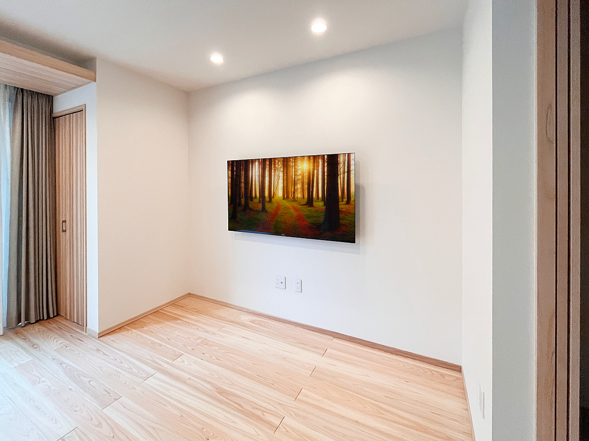 愛知県豊明市の新築木造住宅で55インチ液晶テレビ(KJ-55X85J)を壁掛け