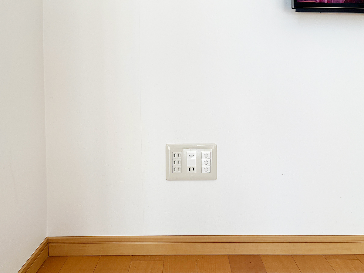 床上コンセントにはテレビと壁内経由でつながるHDMI端子を増設