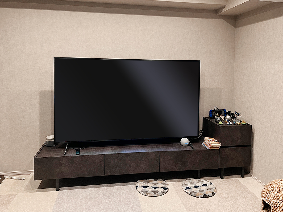 こちらは工事前にお客様が送ってくださった写真。テレビを壁掛けにするとテレビボード上部がフリースペースになります。