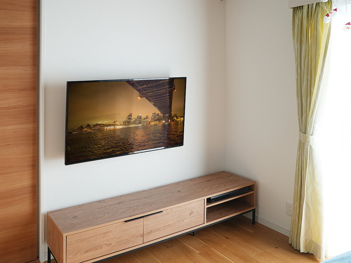 テレビはTH-49FX600。49インチ液晶テレビです。壁掛け時には脚部スタンドを外します。壁掛け時のテレビ本体サイズは横幅1102mm、高さ 644mm、厚みは最大で77mm。重量は14kg。これに壁掛け金具の重量も加わります。