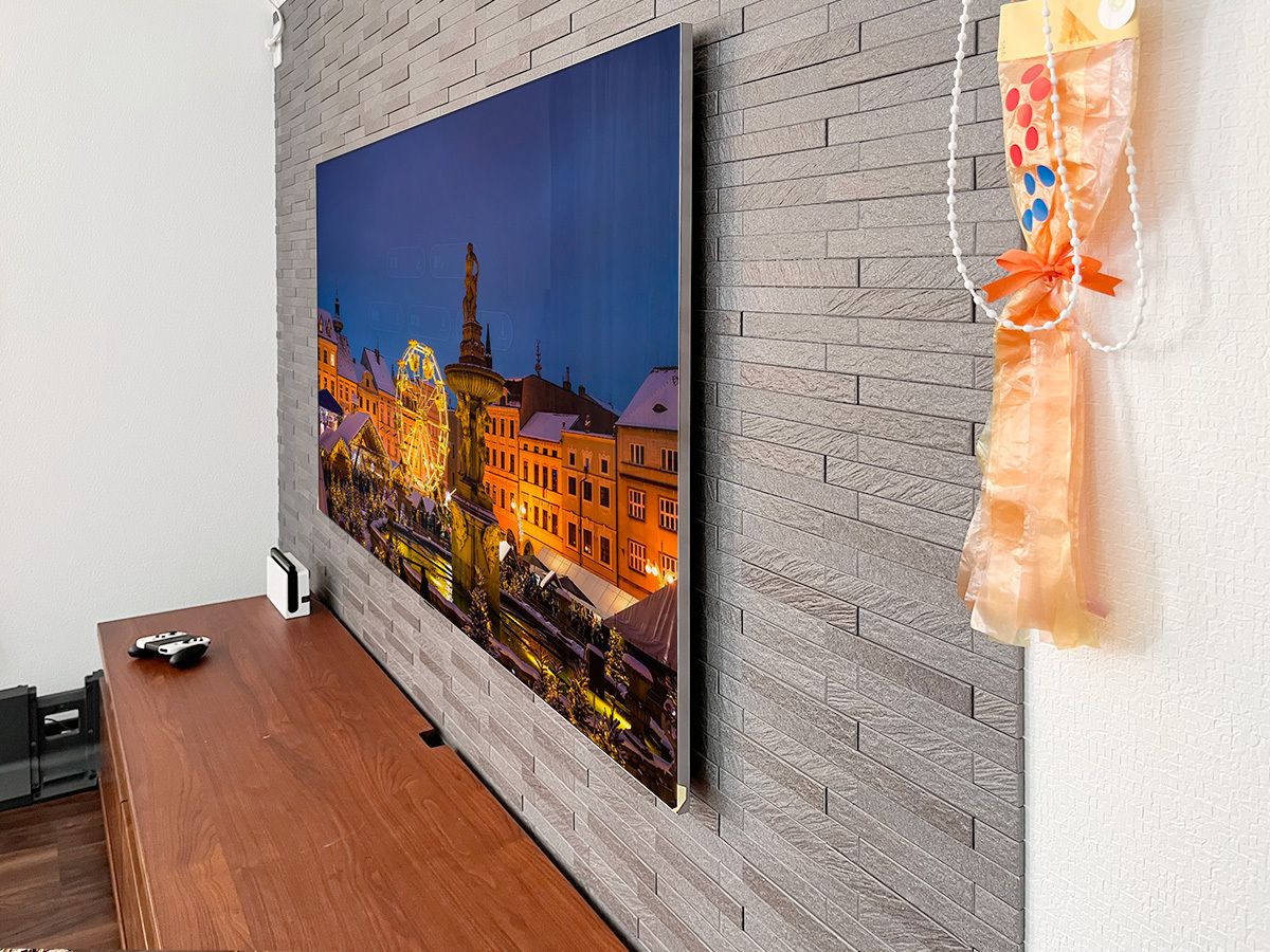 LGの有機ELテレビと純正金具(WB22EGB)の組み合わせで壁に密着しているかのような薄さを実現できます。