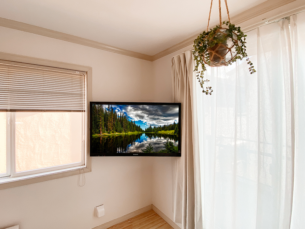 お部屋のコーナースペースを活かした壁掛けテレビ。左右に角度を変えられる可動式金具ならではです。 お部屋のコーナースペースを活かした壁掛けテレビ。左右に角度を変えられる可動式金具ならではです。