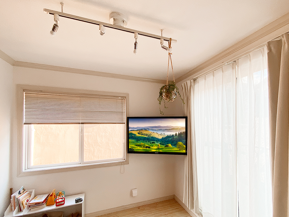 ケーブル類はテレビで隠れる個所にコンセントを作り、そこから壁内を通しています。