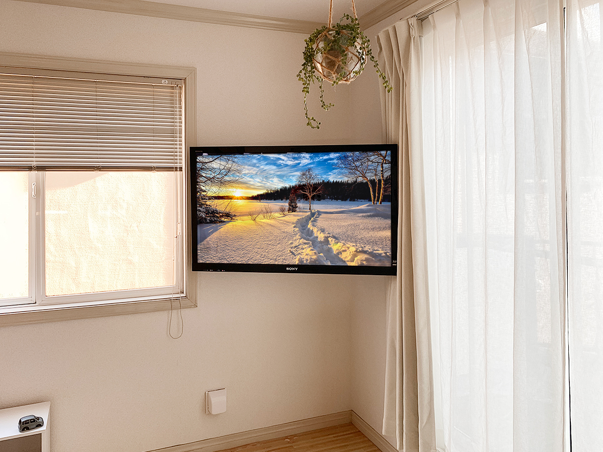壁掛け金具のアームを動かすことでテレビを右寄り・左寄りに動かすことが出来ます