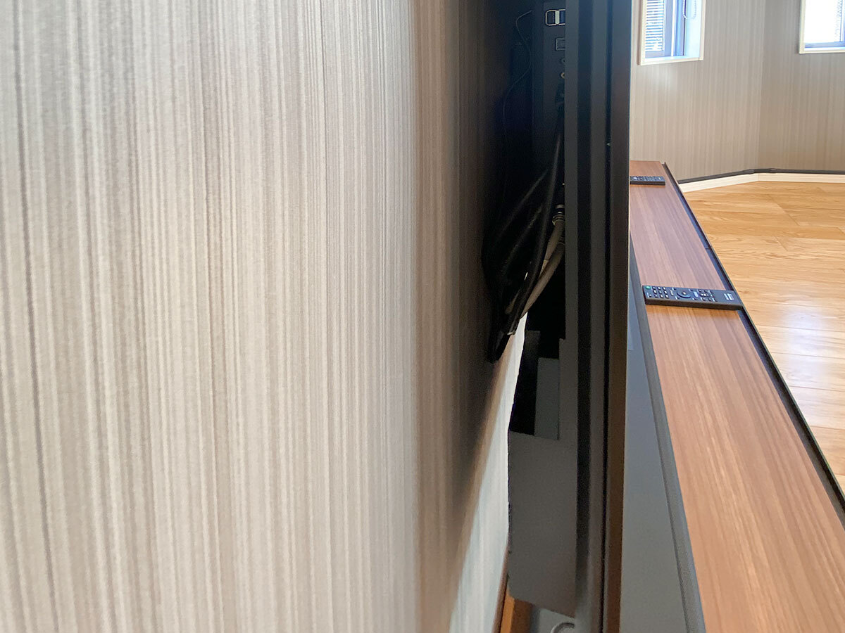 側面から見たところ。テレビはソニーの有機ELテレビXRJ-55A80K。壁掛け金具は薄さ重視の角度固定式

