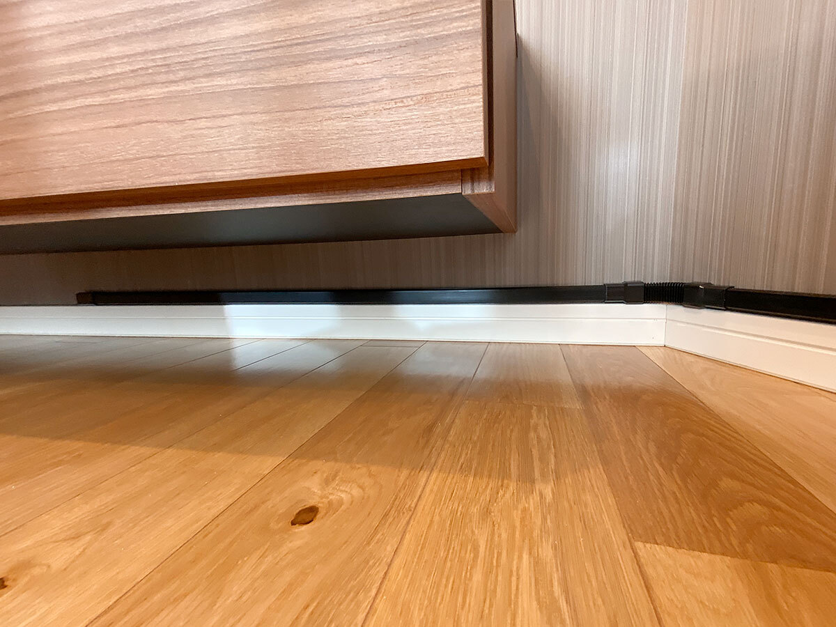 テレビボードの株を通って壁内に入ってゆきます。
