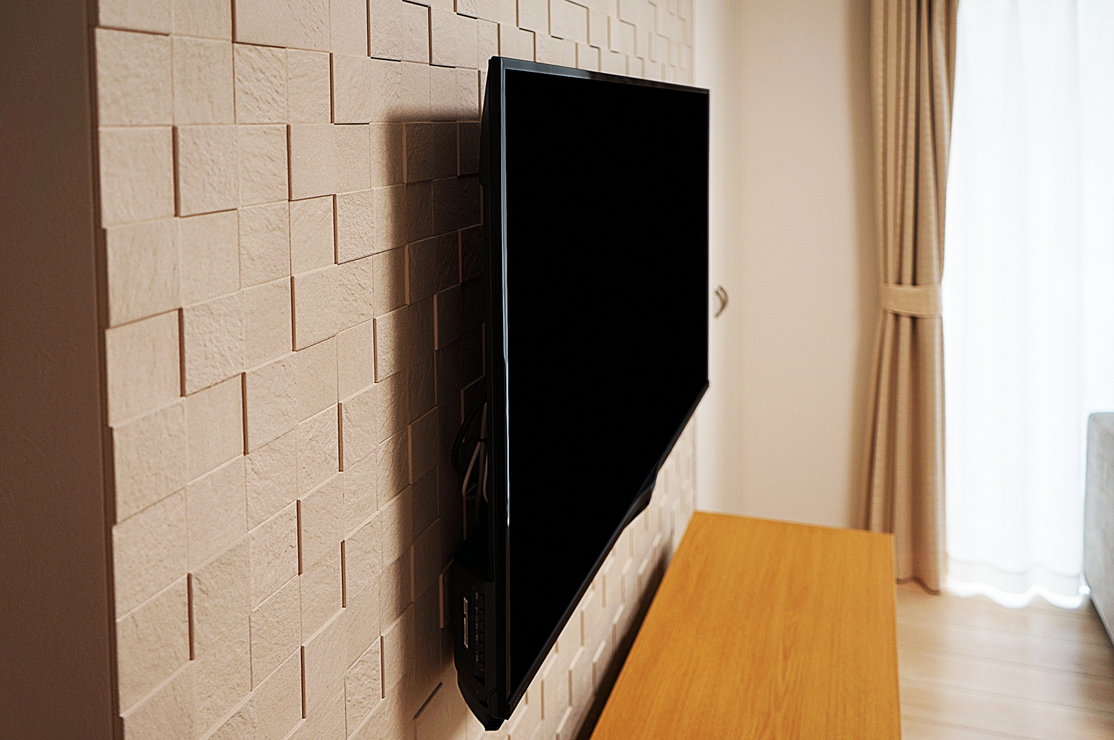 エコカラット壁【ペトラスクエア】に50インチ4K液晶テレビを壁掛け