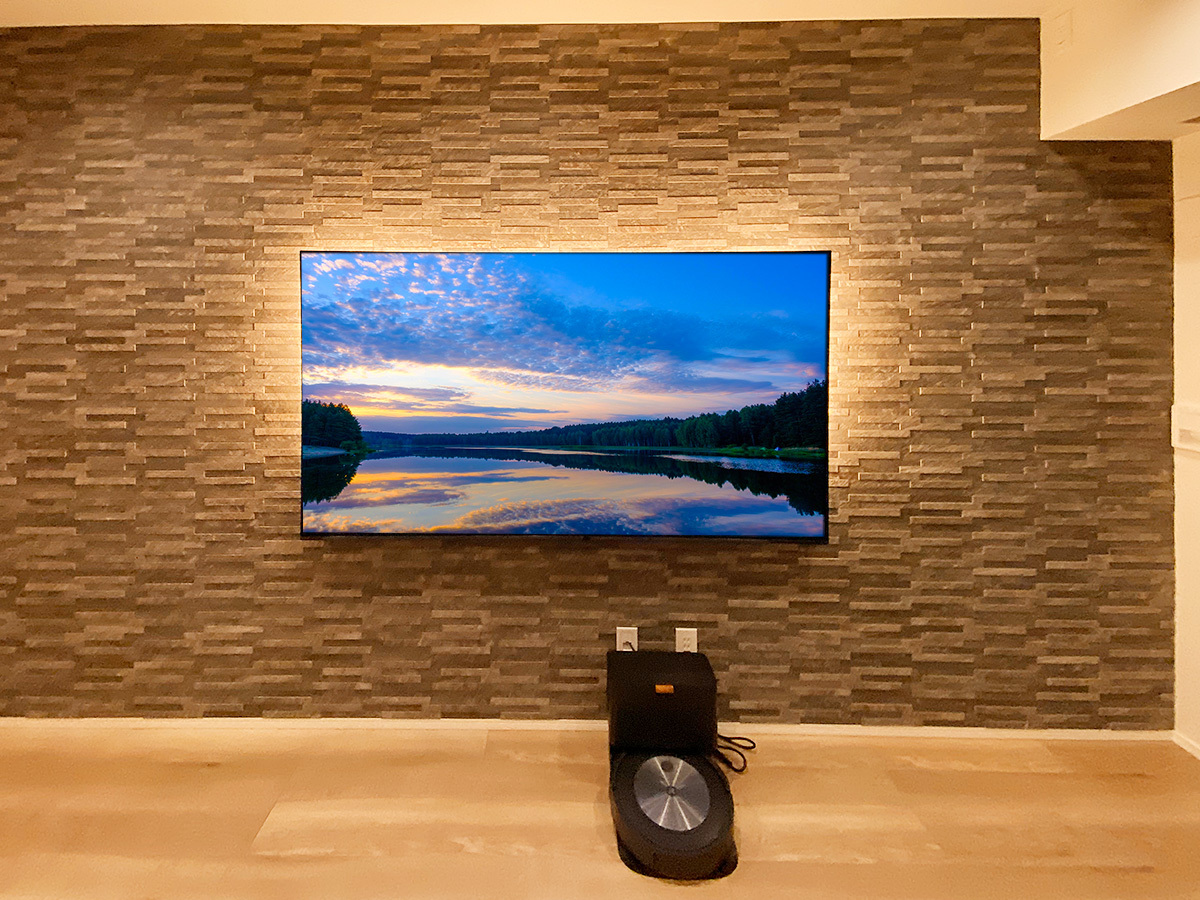 テレビはソニーブラビア XRJ-77A80J。壁掛け時の本体サイズは1722mm、高さ995mm。本体厚みは54mmという薄さを誇ります。重量は28.9kg。