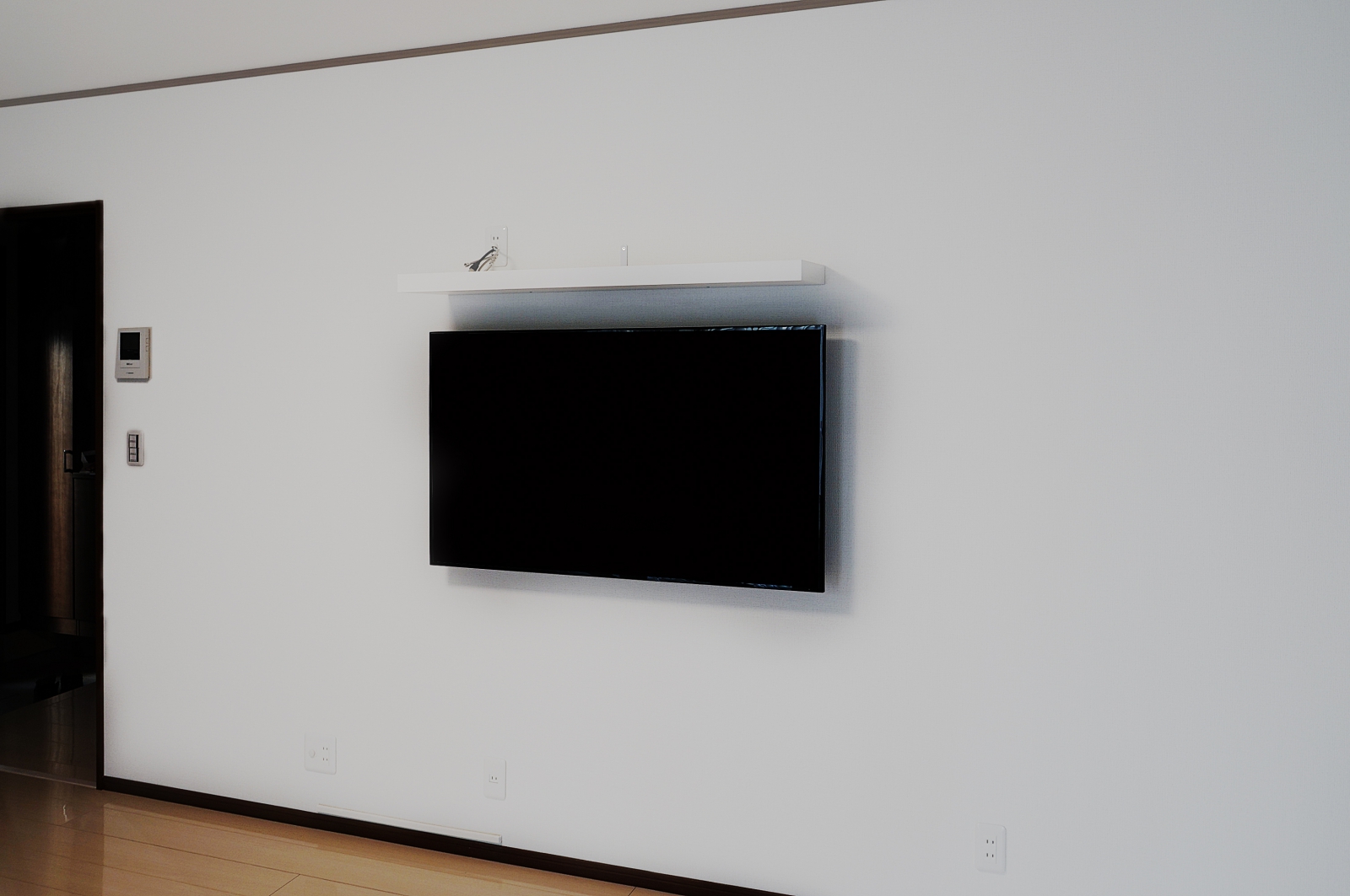 広い壁のフラット感とマッチする壁掛けテレビ