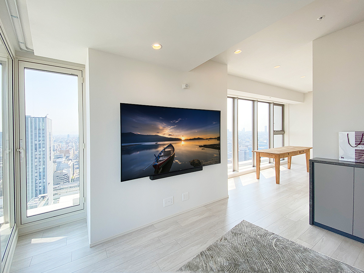 大阪市のマンションで75インチ大型液晶テレビ(KJ-75X8000H)とサウンドバーを壁掛けし、HDMIコンセントを追加