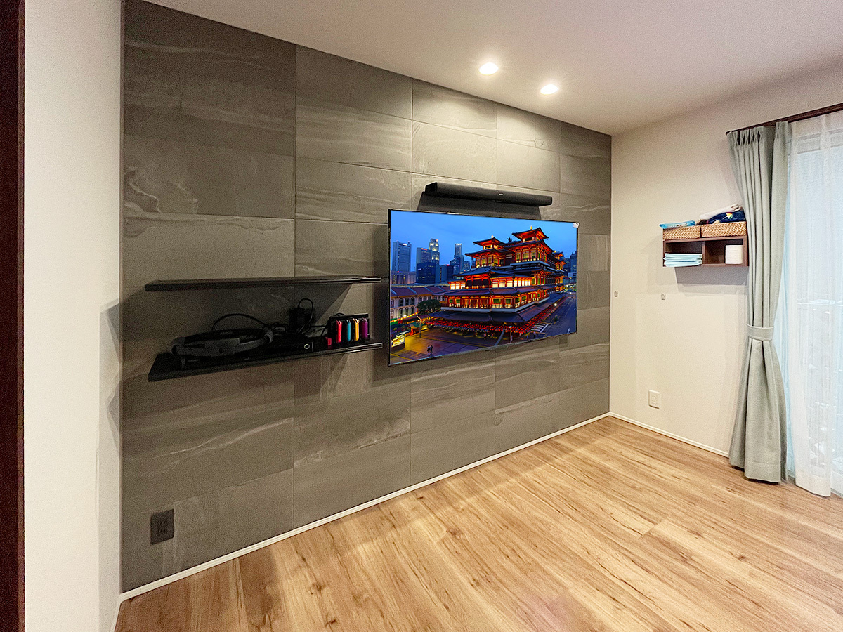 テレビ、サウンドバー、棚上の機器類など配線はすべて壁内配線。