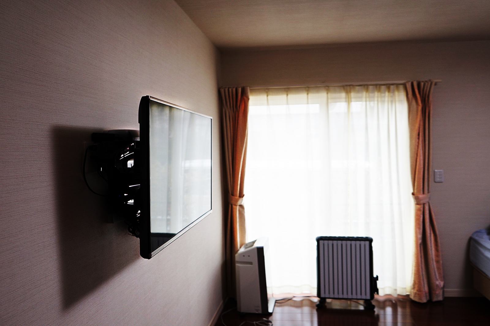 寝室の壁掛けテレビは省スペースと耐震面でとても魅力的です。