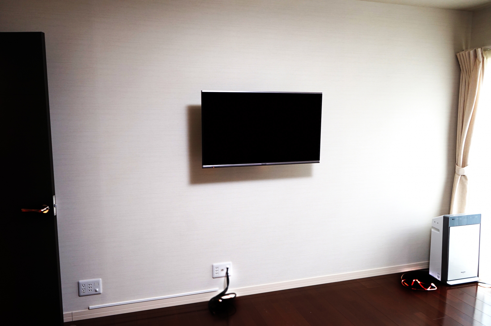 寝室の壁掛けテレビは省スペースと耐震面でとても魅力的です。