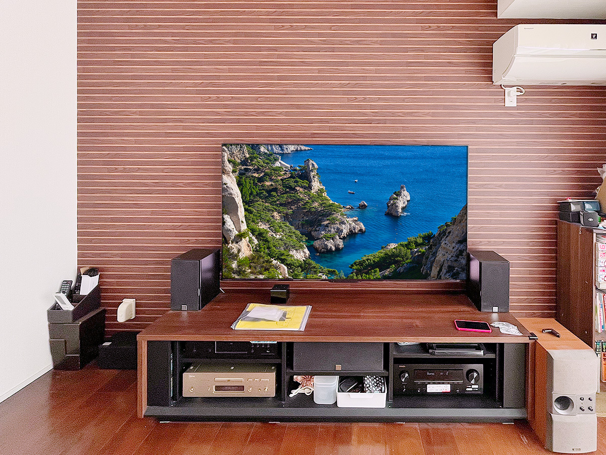 テレビは東芝レグザ65Z770L。壁掛け時の本体サイズは横幅が1453mm、高さは838mm、厚みは75mm。本体重量は24.7kgです。