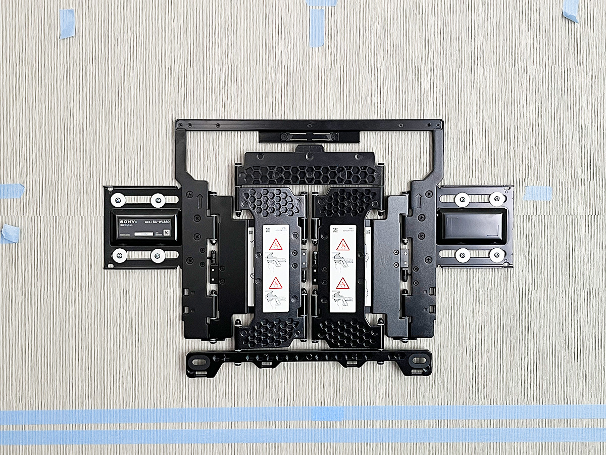 壁掛け金具はソニー純正の可動式タイプです。