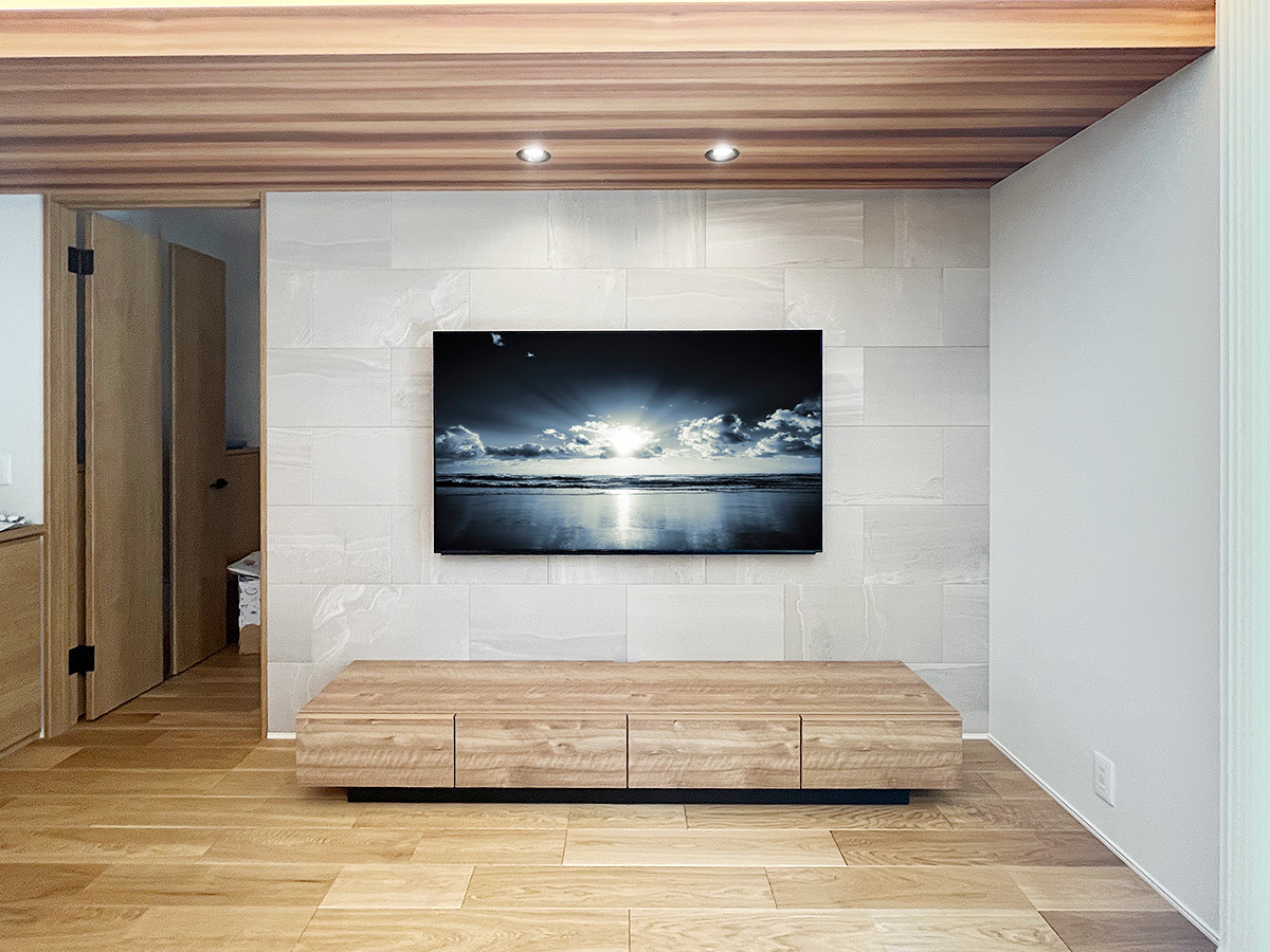 HDMIケーブル3本が壁内部を経由してテレビボード内へとつながっています。