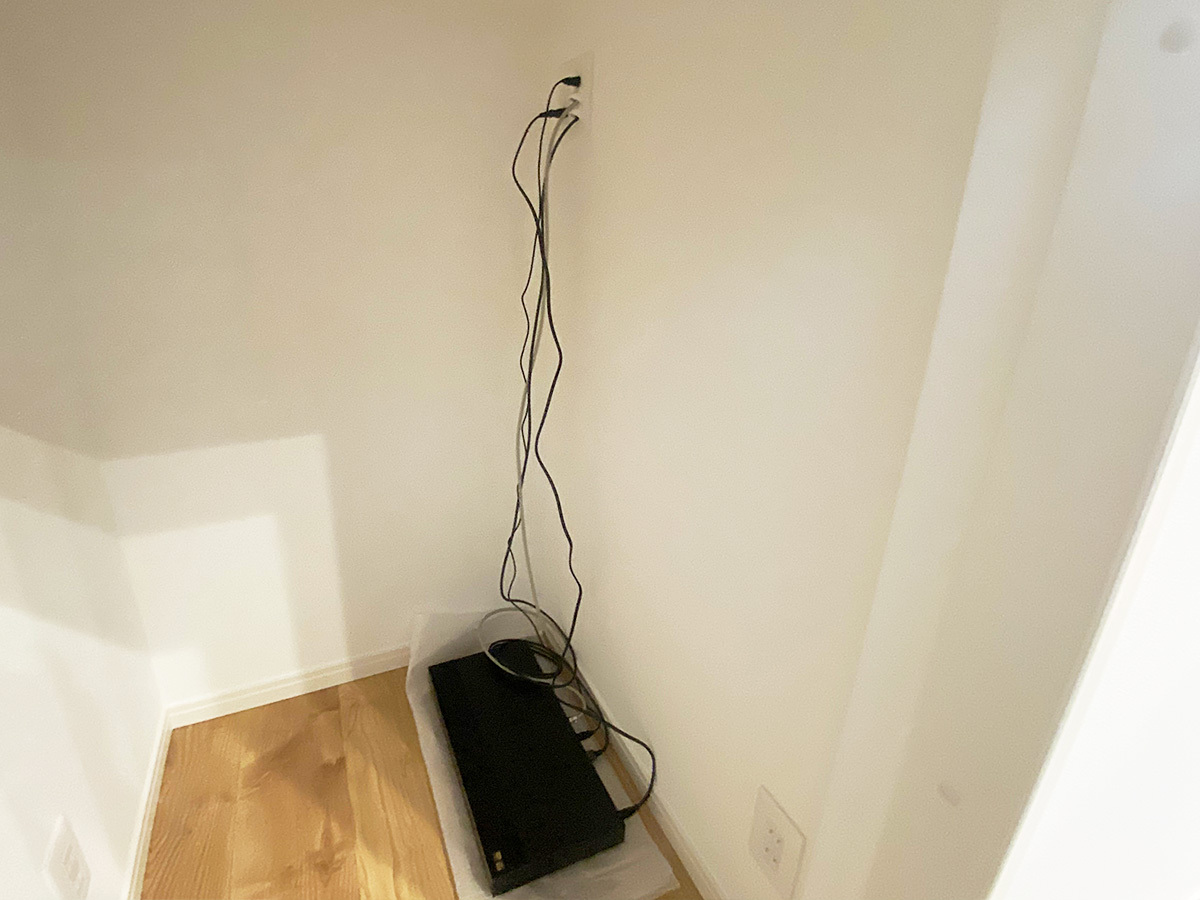 収納スペースまでHDMIケーブルを壁内経由で配線し、レコーダ機器を設置しました。扉を閉めてもリモコン操作できる設計になっています。