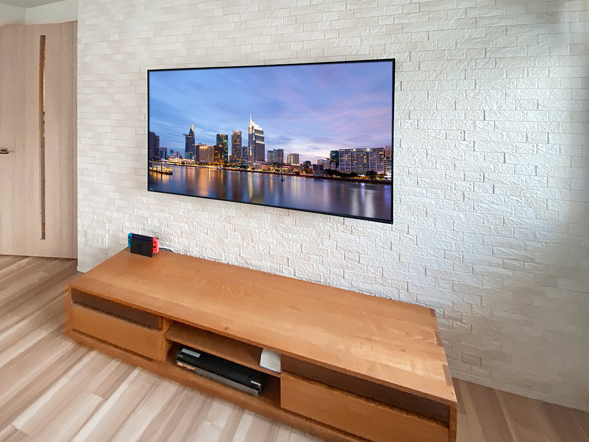 テレビはXRJ-65A80L。壁掛け時の本体サイズは横幅1448mm、高さ836mm、厚み53mm、重量は23.3kgありますが、壁内に施した補強がしっかりと支えてくれます。