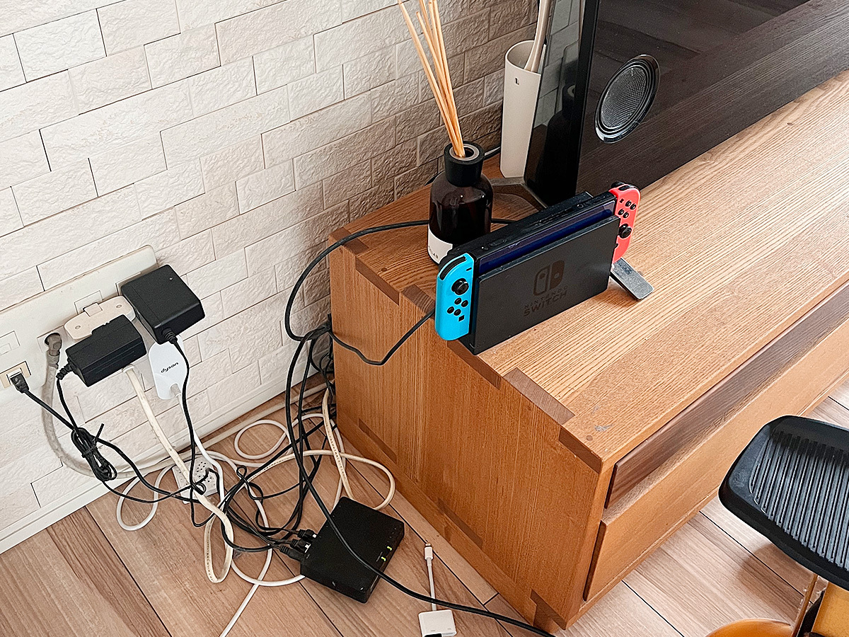こちらはお問い合わせんの時点でお客様が送ってくださった既存コンセントの様子。テレビやゲーム機などあらゆる配線がここに集中していました。