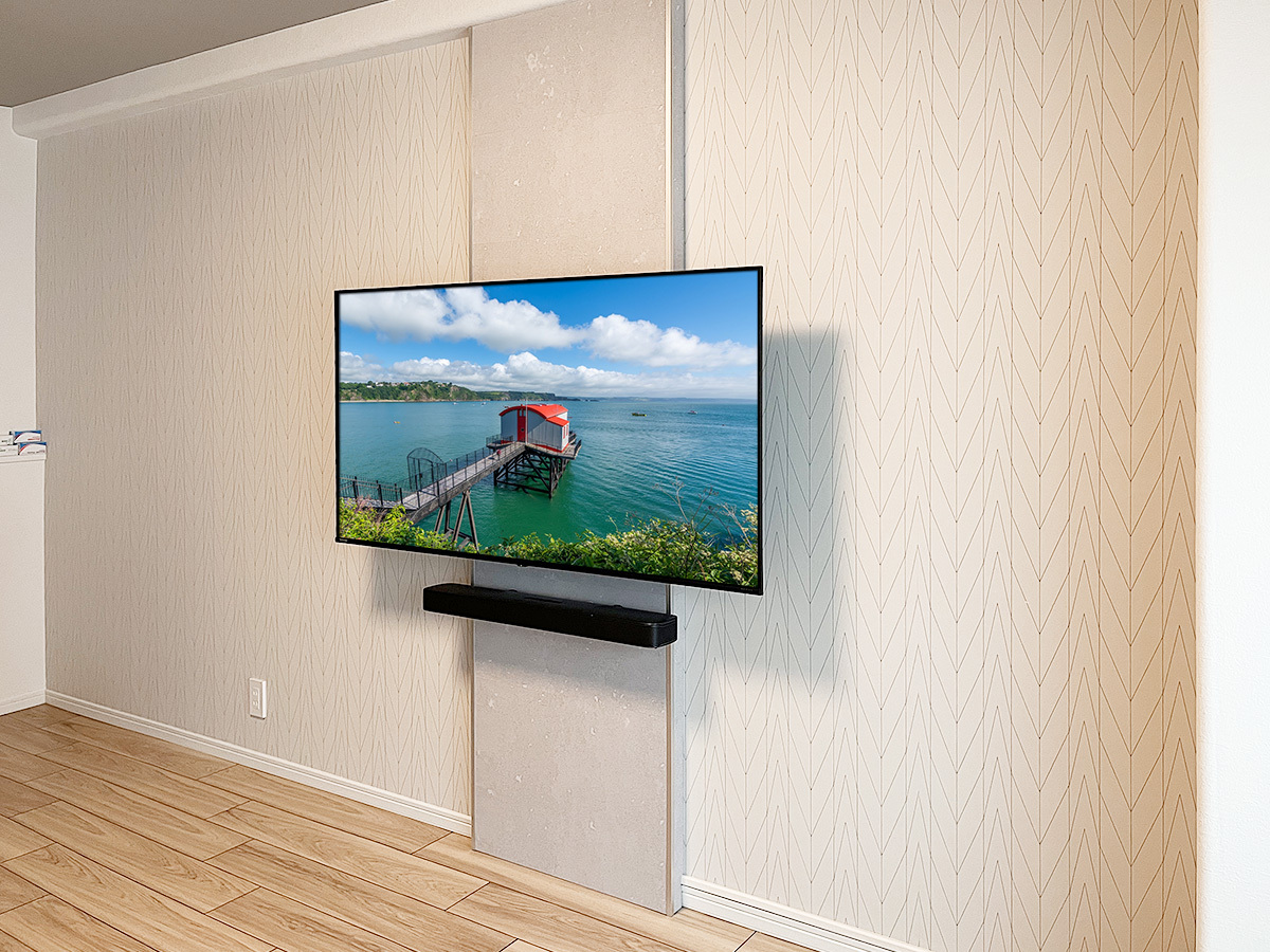 大阪市のマンションでフェイクウォールPIXYを設置し55インチのテレビとサウンドバーを壁掛けしました。PIXYはテレビよりも横幅を狭くもできます。