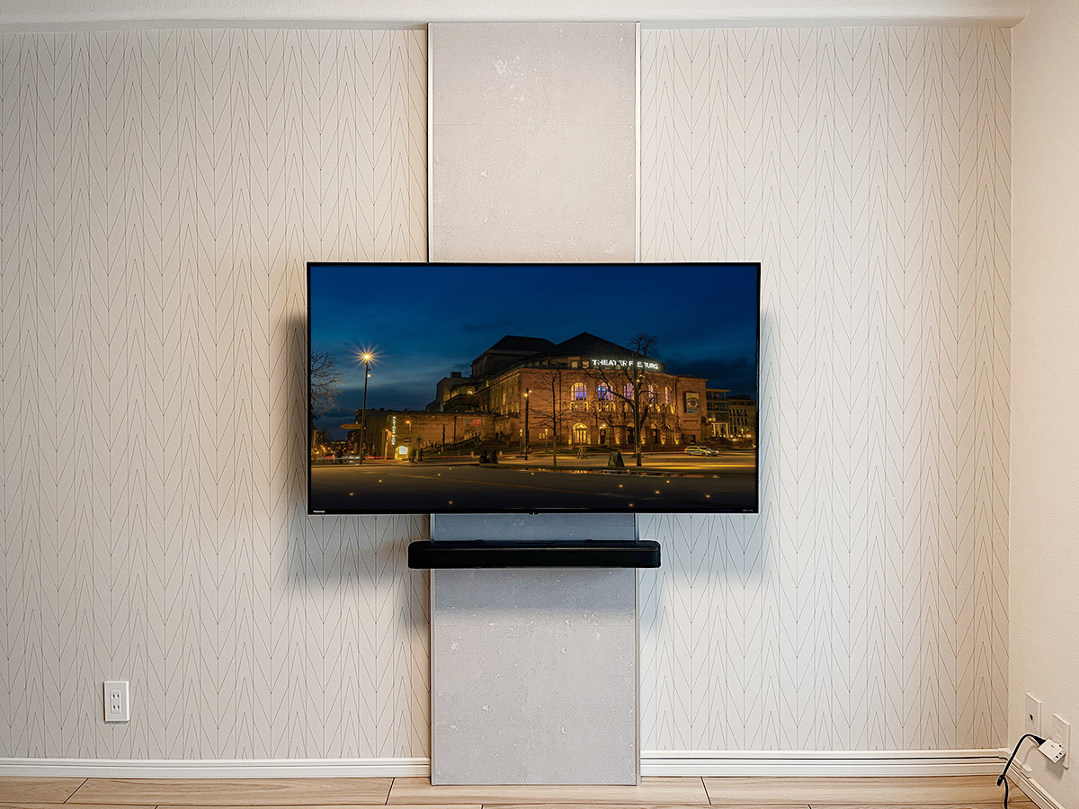 テレビは東芝レグザ 55C350X。55型の4K液晶テレビでお客様がご用意。壁掛け時の本体サイズは横幅1230mm×高さ712mm×厚み85mm。重量は12.7kg