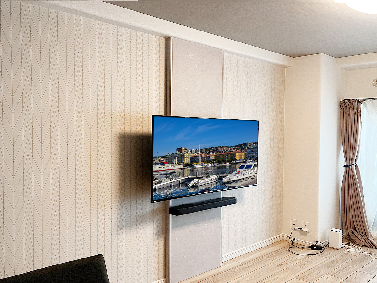 テレビ下にはサウンドバーも壁掛け。ケーブル類はすべてPIXY内部で配線を済ませており外観はとてもすっきりとした印象です。