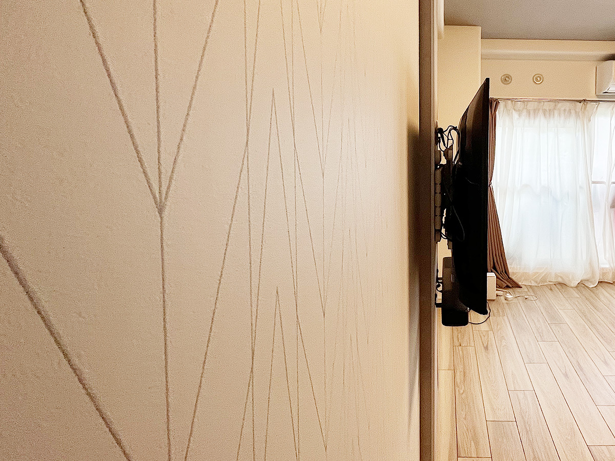 真横から撮影。PIXYは内部に配線ルートを作るため7cm程度の厚みがあります。コーナー部分は保護もかねてL字アングルでカバー。